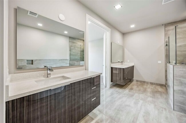 Building Photo - 1113 W 21st St