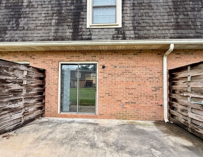 Building Photo - 2 bed / 1.5 bath townhome in Oakwood