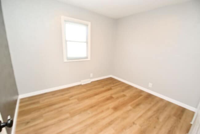 Building Photo - Close to Notre Dame, 3 bedroom home with 2...