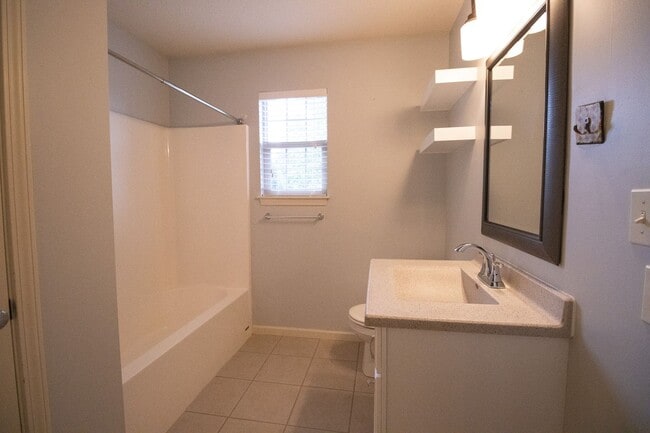 Building Photo - Stunning 3Bed/2BA Home with Dual Living Spaces/Garage