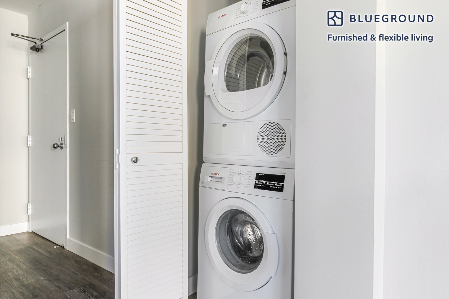 Building Photo - 1 E Delaware Pl