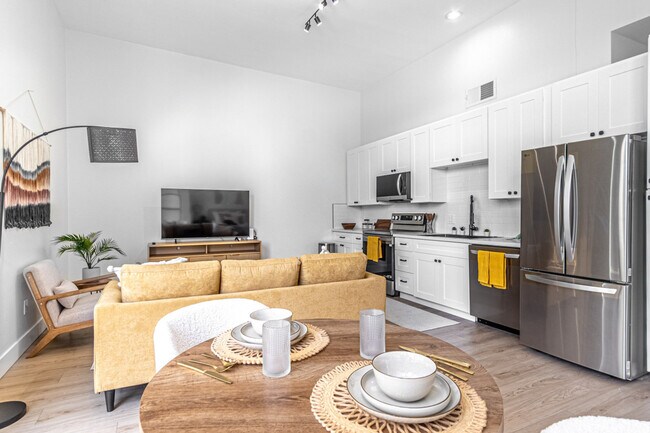 Building Photo - 555 Front St