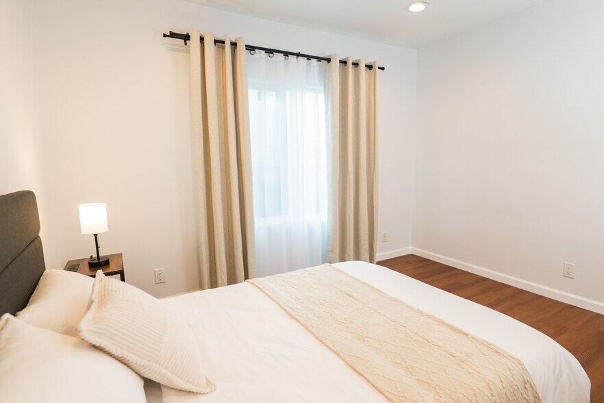 Building Photo - 940 S Bernal Ave