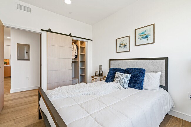 Room 2 - 820 S Wilton Pl