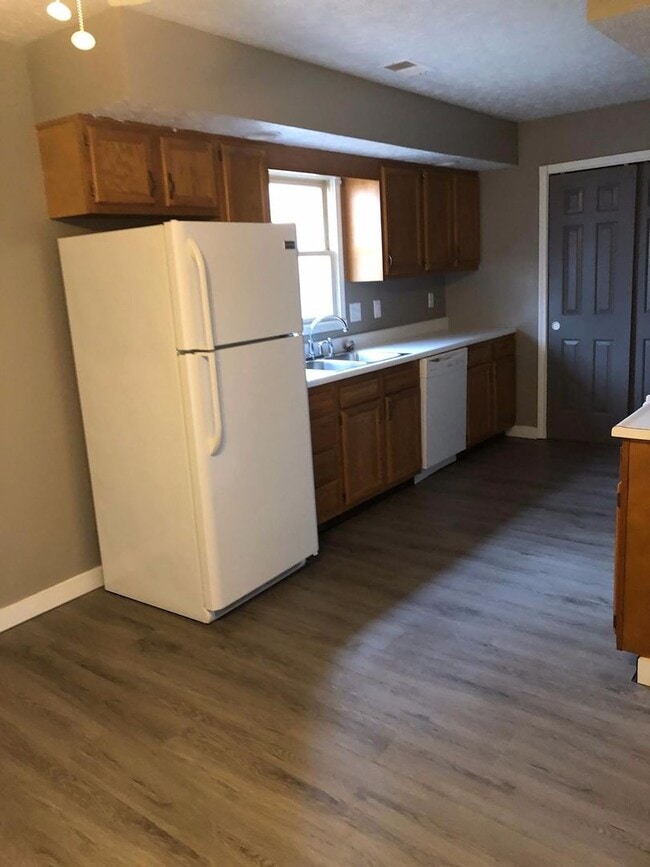 Building Photo - Very Nice 2 Bedroom 1 Bath Duplex