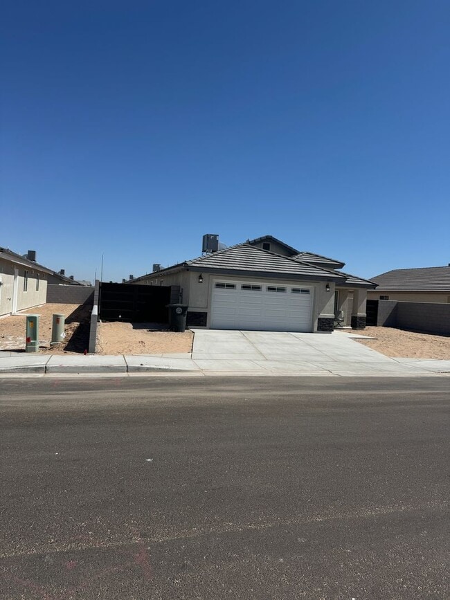 Building Photo - Newer San Luis Three Bedroom Home