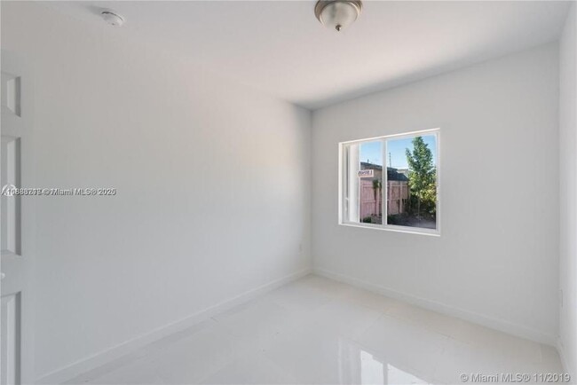 Building Photo - 3 bedroom in Miami FL 33142