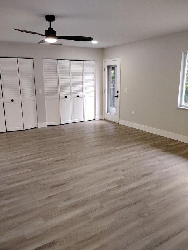 Building Photo - Upgraded 4 Bedroom in Deland - Available Now!