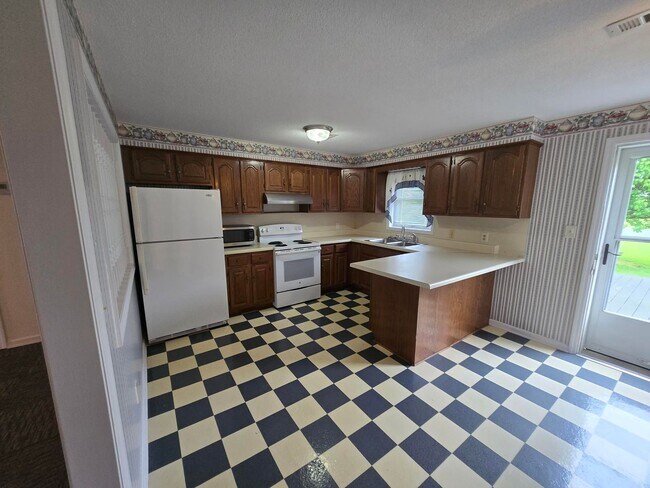 Building Photo - **Charming 3-Bed, 2-Bath Duplex Apartment ...