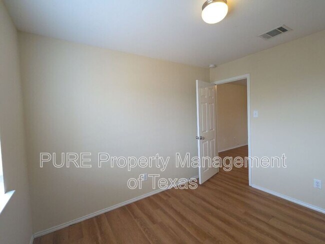 Building Photo - 204 Ruby Lake Dr