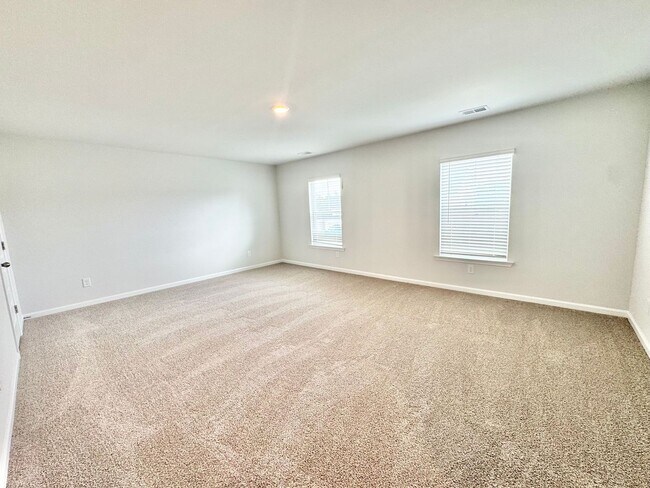 Building Photo - 5 Bedroom, 3.5 Bath Home!