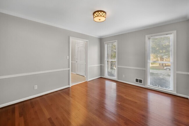 Building Photo - 3405 Hillvale Rd