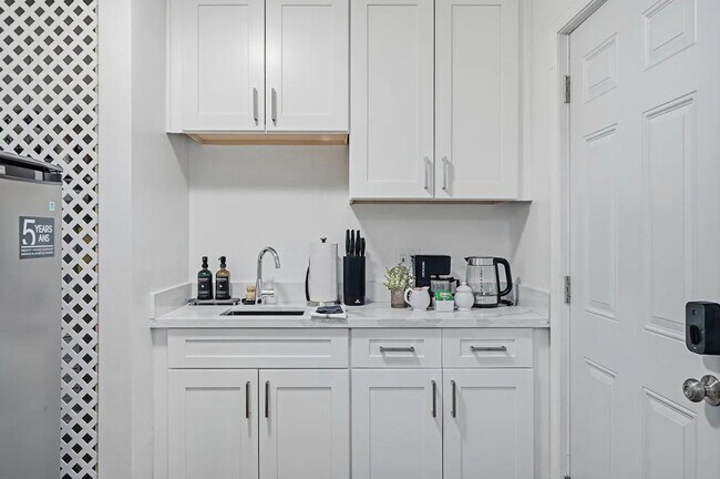 Building Photo - 542 Columbia Ave