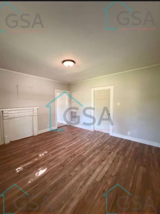 Building Photo - 2 bedroom 1 bathroom House AVAILABLE NOW