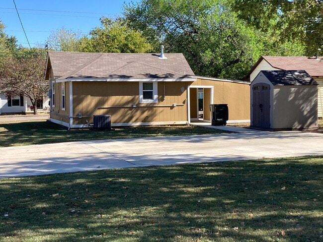 Building Photo - 1115 N Sioux Ave