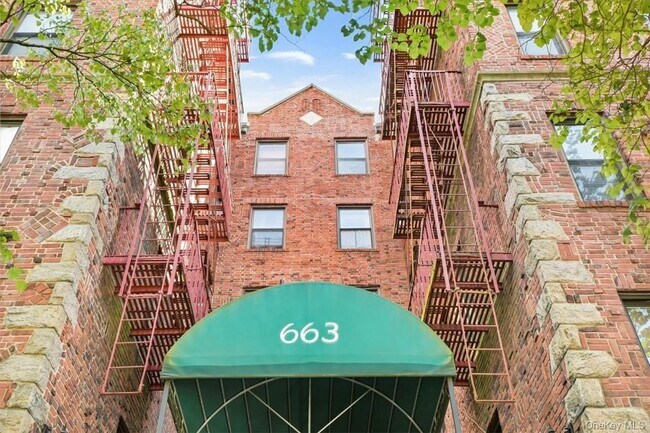 Building Photo - 663 Locust St