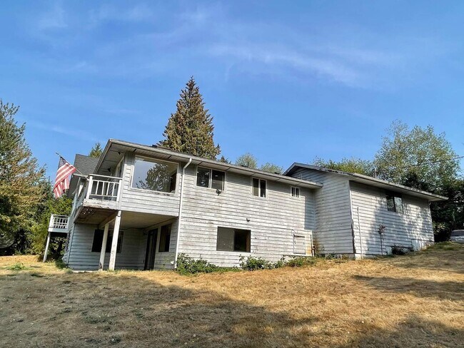 Building Photo - Large home on acreage!