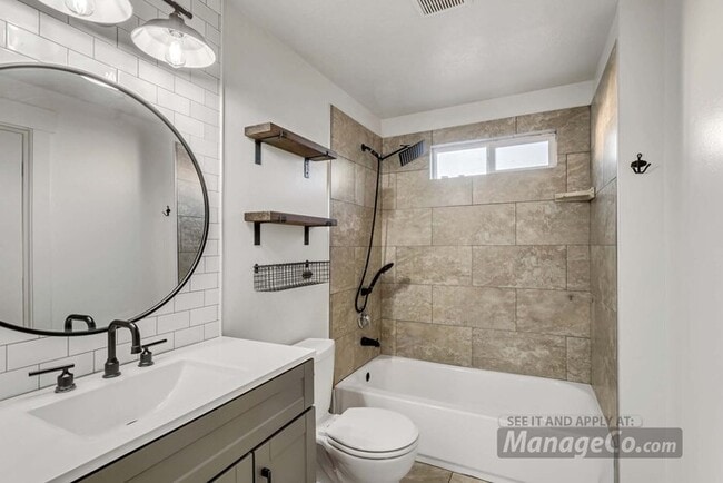 Building Photo - Remodeled 3-Bed Upstairs Residence with Ga...
