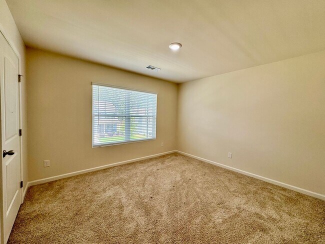 Building Photo - Beautiful 5 bedroom, 3 full bath home in D...