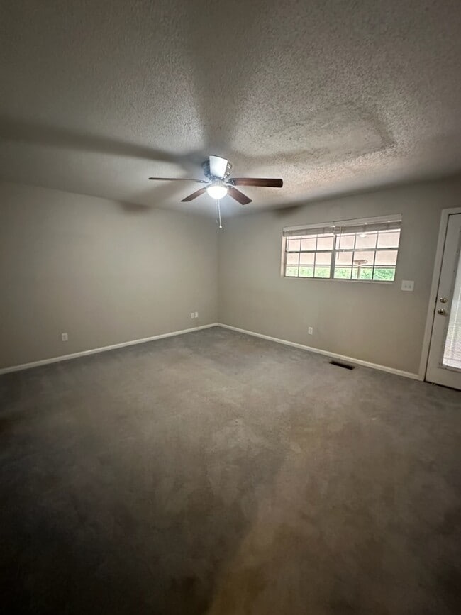 Building Photo - 102 Country Club Dr