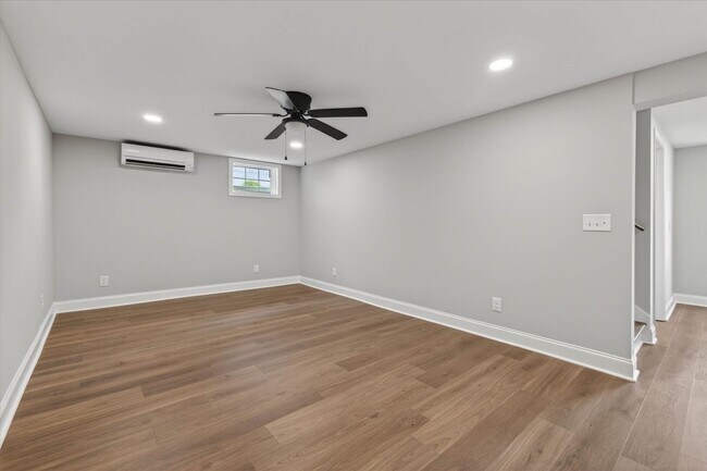 Building Photo - 221 Clearview Dr