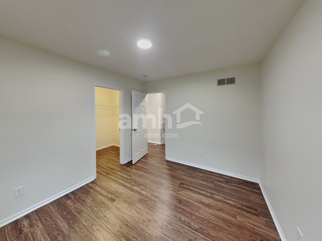 Building Photo - 912 Wallace Dr