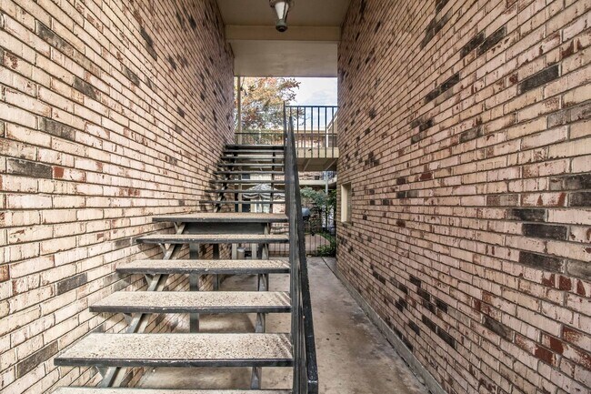 Building Photo - Charming Downstairs Apartment in the Heart of the Cultural District!