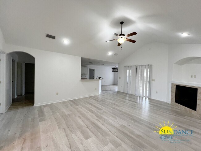 Building Photo - Custom details in this show stopping Crestview home!
