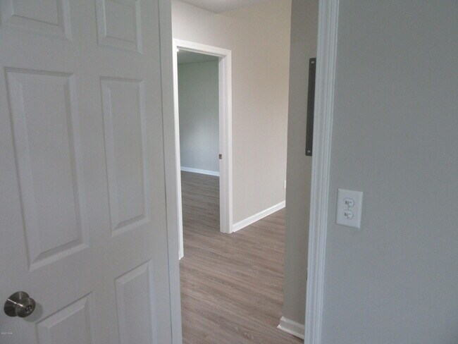 Building Photo - 1302 Grace Ave