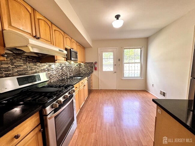 Building Photo - 4 Pond View Dr