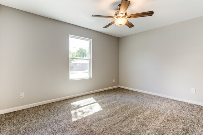 Building Photo - 1511 N Bradley St