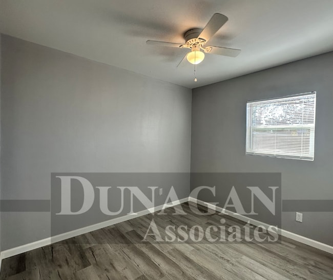 Building Photo - 4 Bedroom - 2 Bath Home Pet Friendly