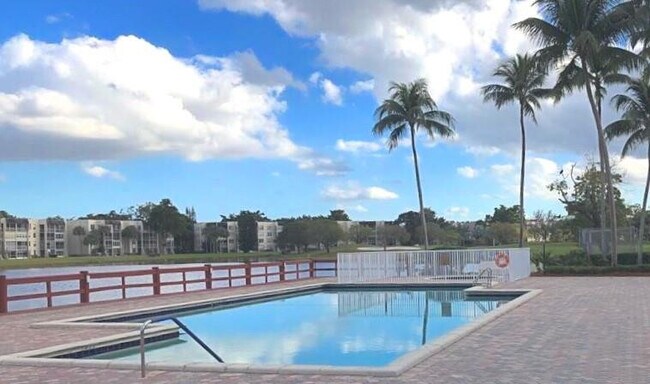 Building Photo - 9411 Evergreen Pl