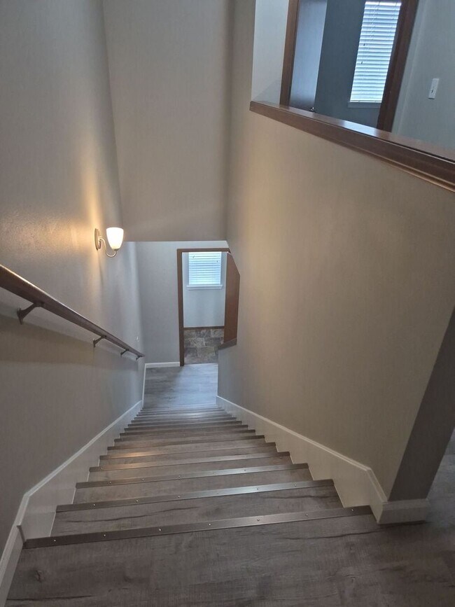 Building Photo - Welcome home to this beautiful 2BD/2.5BA, newly updated tri-level townhome!!!