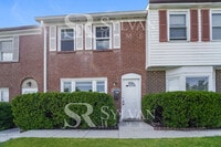 Building Photo - Enjoy living the good life in this 3 bedroom, 1.5 bathroom townhome