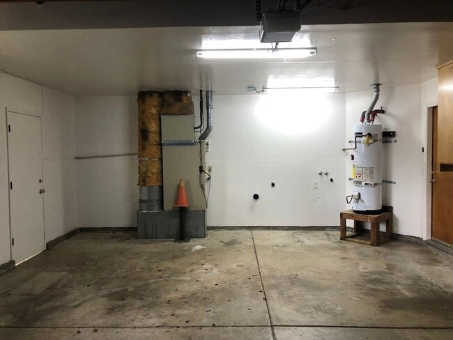 Building Photo - 3-Bed, 2-Bath Single-Family Home (Lease as...