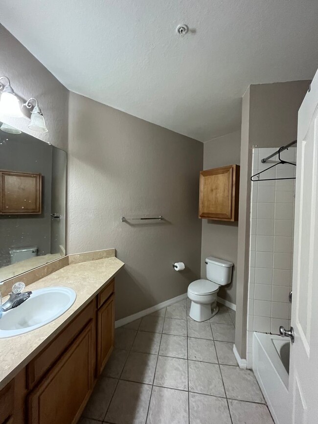 Building Photo - 3 Bed 2 Bath Condo for Rent in Metrowest