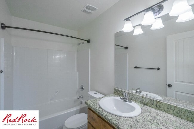 Building Photo - Charming 3 Bedroom Townhome with INTERNET INCLUDED & Dog-Friendly!