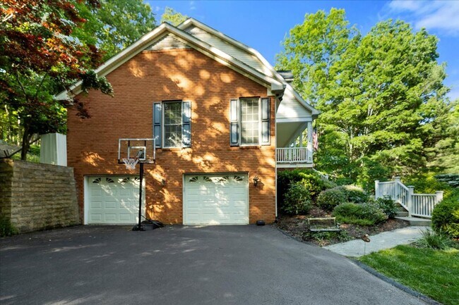 Building Photo - Five Bedroom Home