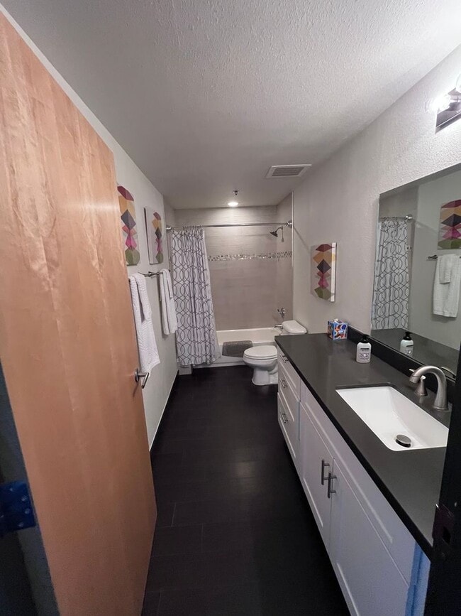 Building Photo - WOWZER Beautiful 1 bedroom Condo