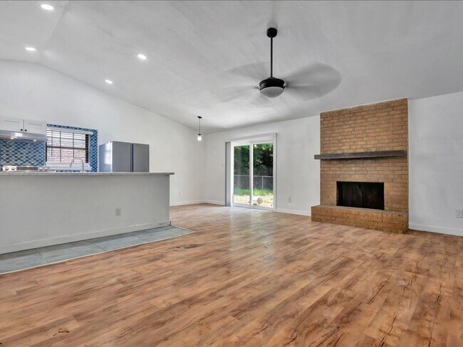 Building Photo - 3-bedroom, 2-bath home