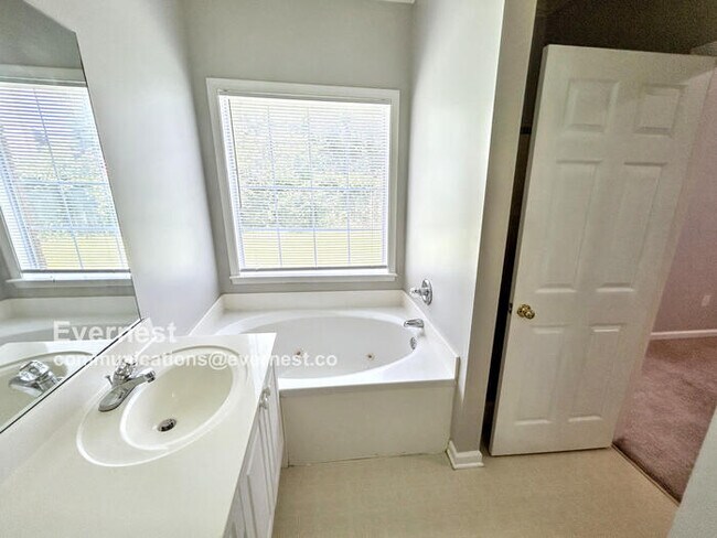 Building Photo - 1512 Amberley Woods Cir