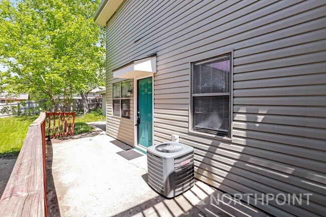 Building Photo - Radiant Unit Townhome | 2 BR/1.5BA | 1-Car Garage |