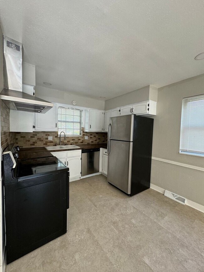 Building Photo - Updated 3-Bedroom Duplex with 1-Car Garage