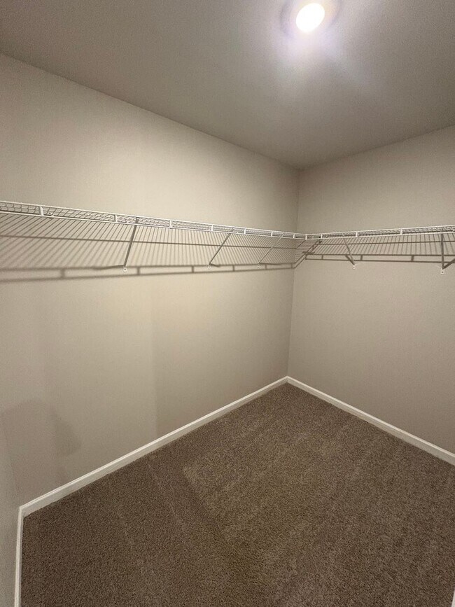 Building Photo - 3 bed, 2 bath available for rent now!