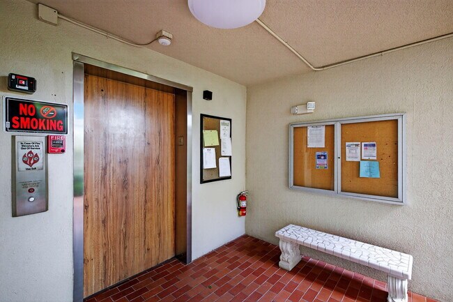 Building Photo - 14375 Strathmore Ln