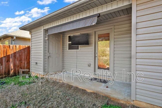 Building Photo - 1633 Cove Dr