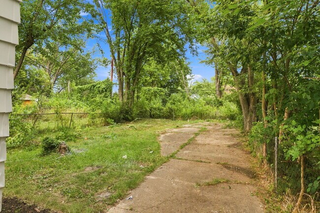 Building Photo - 8650 Greenview Ave
