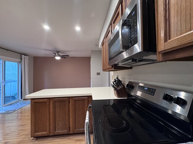 Building Photo - 606 Coates Ln