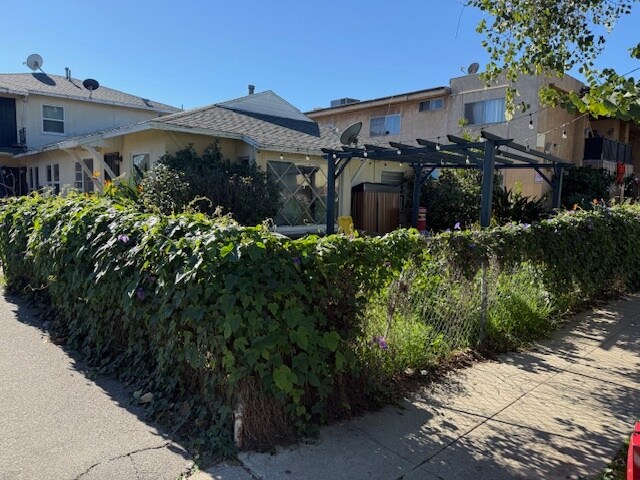 Building Photo - 14122 Delano St